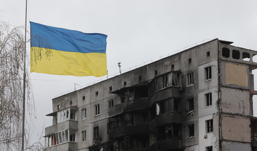 ALAMY ukraine flag destroyed damaged building apartments march 2022.png