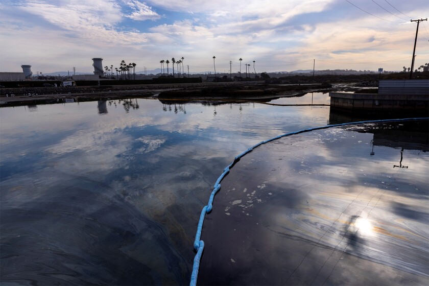 Huntington Beach oil spill 2GX6BJ7.jpg