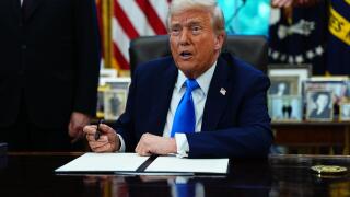 Washington, DC, USA. 19th Sep, 2025. United States President Donald J Trump speaks to the media as he signs an Executive Order authorizing the new Trump Gold Card, which is a visa program to be overseen by the Secretary of Commerce ?that will facilitate t