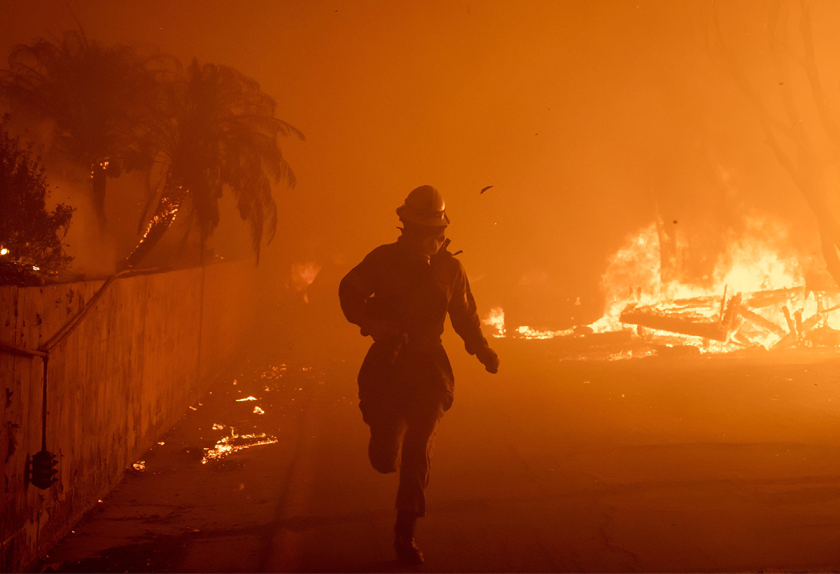 ALAMY fireman palisades Jan 2025 Los Angeles Fire California.png