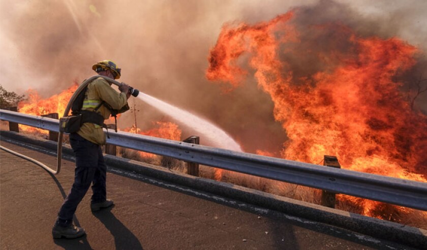 a-firefighter-battles-wildfire-near-a-freeway-in-simi-valley-california-the-united-states-on-nov-12-2018-the-fire-in-southern-california-pa-39680038-web.jpg
