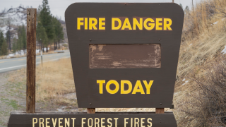 wildifre fire forest fire danger sign.png