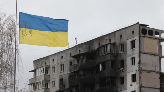 ALAMY ukraine flag destroyed damaged building apartments march 2022.png