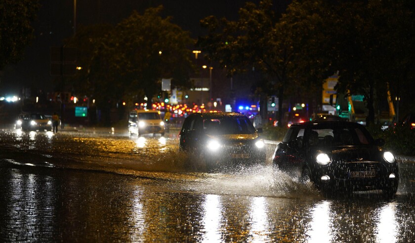 Stuttgart, Germany. 28th June, 2021. Drivers try to avoid the floods with their cars on Konrad-Adenauer-StraBe. A strong thunderstorm has swept across large parts of Baden-Wurttemberg, causing major damage. Credit: Andreas Rosar/dpa/Alamy Live News