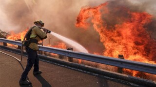 a-firefighter-battles-wildfire-near-a-freeway-in-simi-valley-california-the-united-states-on-nov-12-2018-the-fire-in-southern-california-pa-39680038-web.jpg